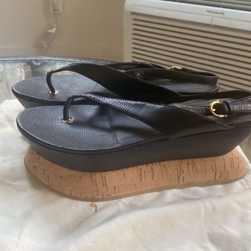 Salvatore Ferragamo Hydrus Platform Thong Sandals size 9 NWT